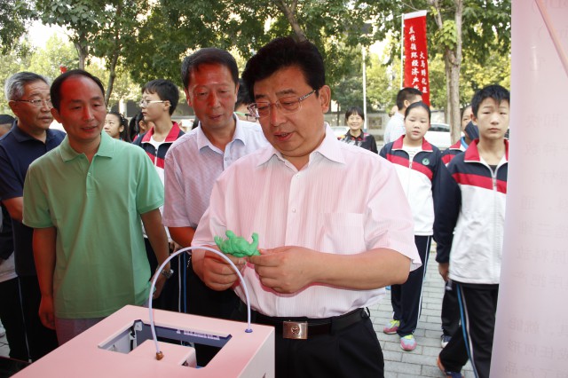 市长徐衣显参观3D打印机展品
